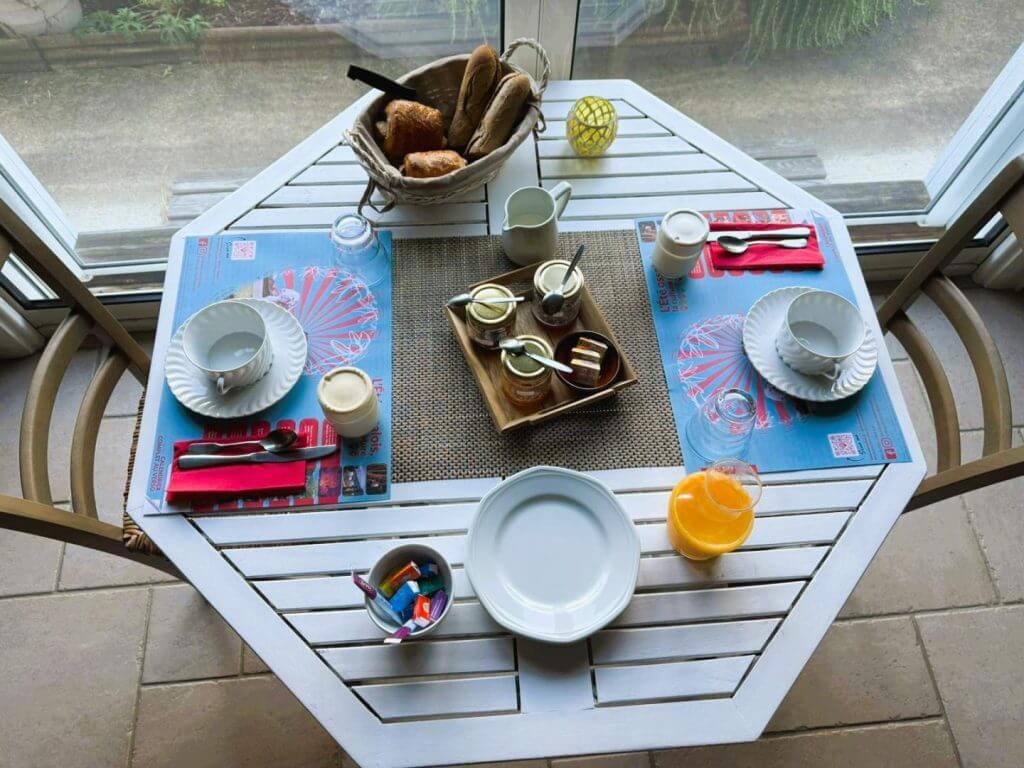 table_dejeuner_lo_saunei_chambre_hotes_valle_ossau_64