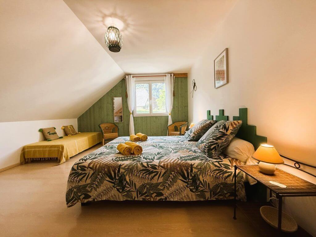 chambre_beige-lo-saunei-maison_d_hote_valle_ossau_64_chambre_exotique
